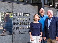 Vorstandsmitglieder (eine Frau und zwei M&auml;nner) vor dem Stiftungsgeb&auml;ude